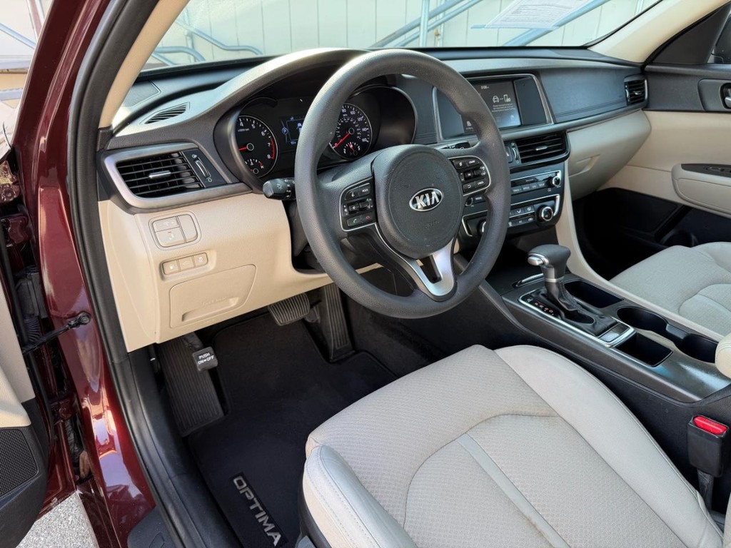Kia Optima Vehicle Full-screen Gallery Image 17