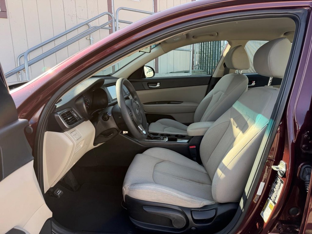 Kia Optima Vehicle Full-screen Gallery Image 18