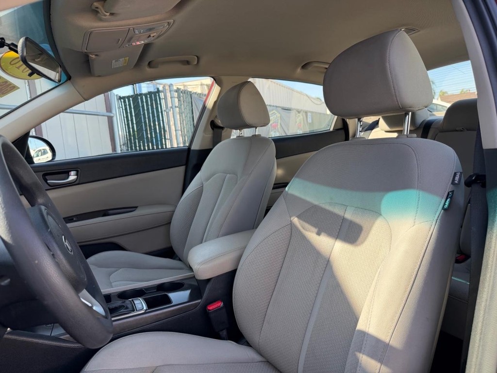 Kia Optima Vehicle Full-screen Gallery Image 19