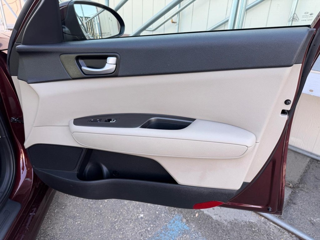 Kia Optima Vehicle Full-screen Gallery Image 20