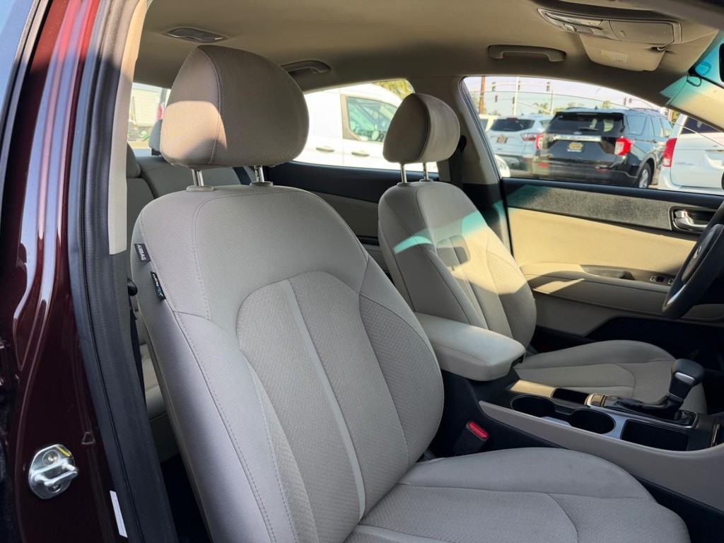 Kia Optima Vehicle Full-screen Gallery Image 23