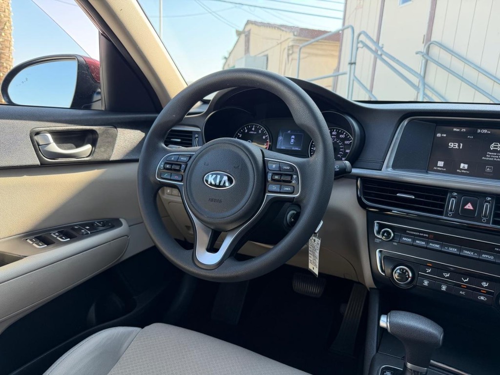 Kia Optima Vehicle Full-screen Gallery Image 25