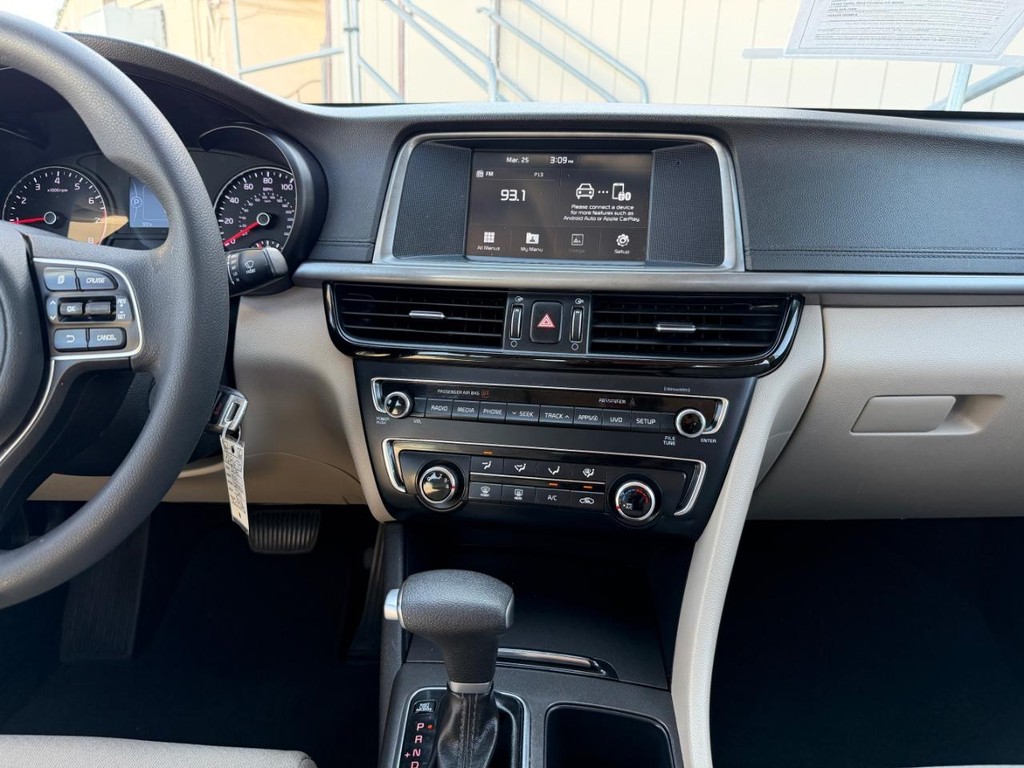 Kia Optima Vehicle Full-screen Gallery Image 26