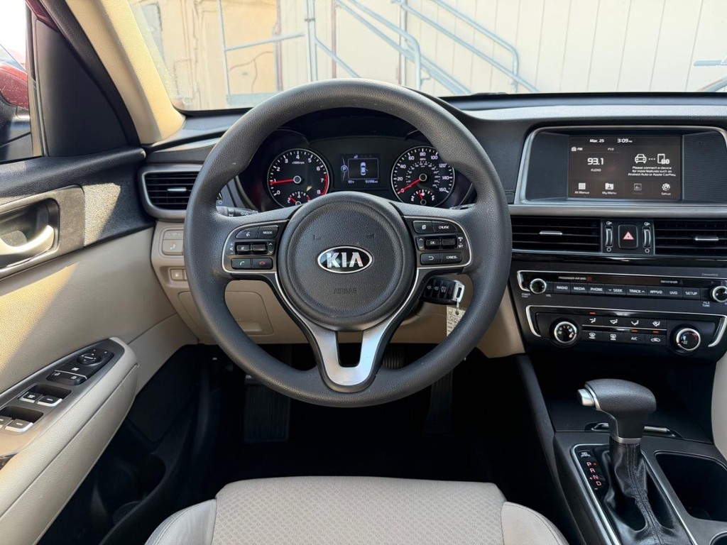 Kia Optima Vehicle Full-screen Gallery Image 28