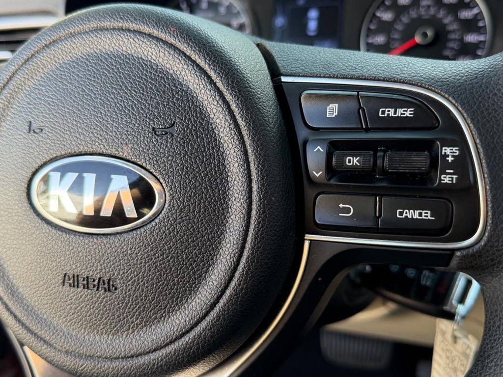 Kia Optima Vehicle Full-screen Gallery Image 30