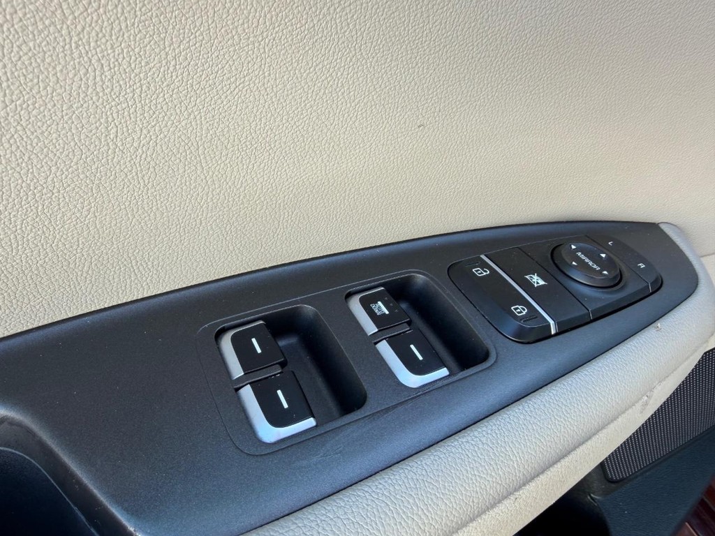 Kia Optima Vehicle Full-screen Gallery Image 33