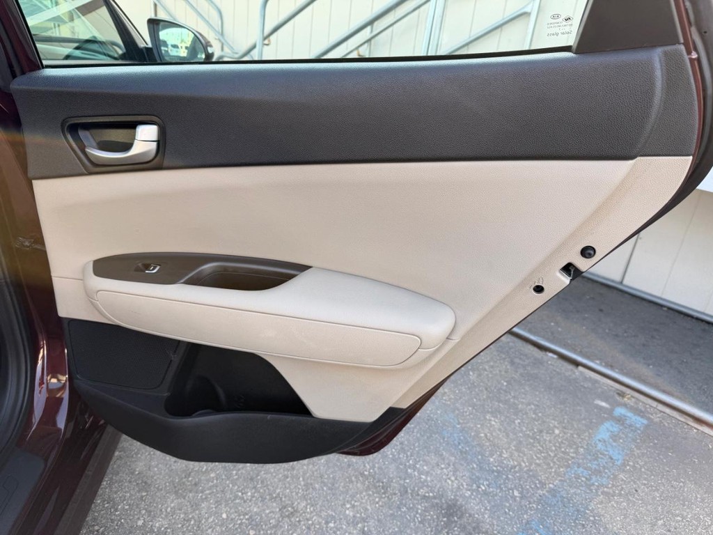 Kia Optima Vehicle Full-screen Gallery Image 34