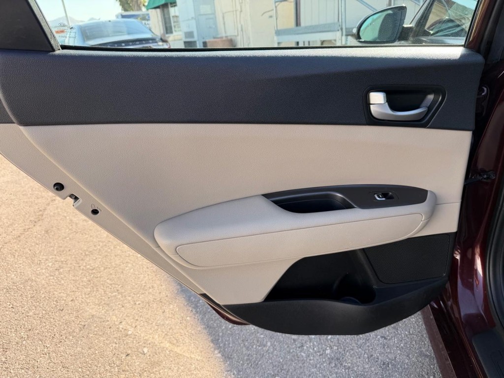 Kia Optima Vehicle Full-screen Gallery Image 36