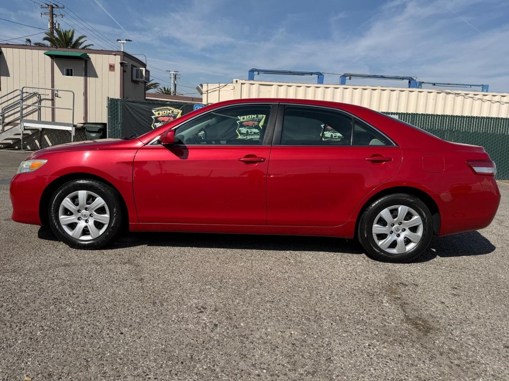 Toyota Camry Vehicle Full-screen Gallery Image 11