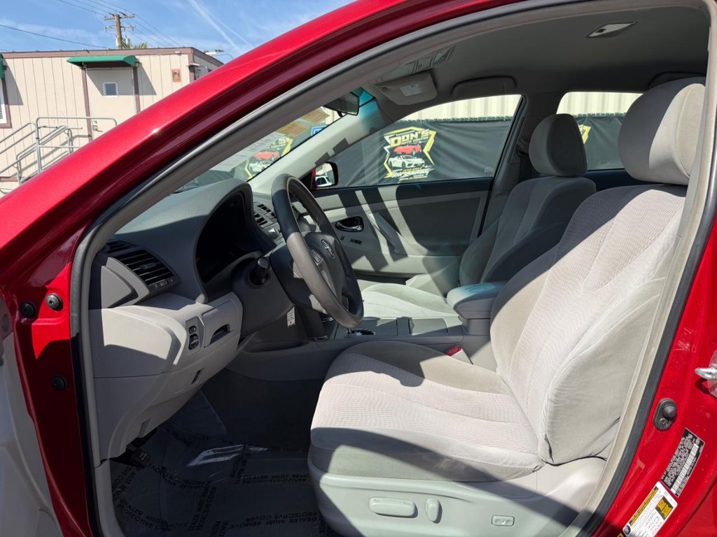 Toyota Camry Vehicle Full-screen Gallery Image 16