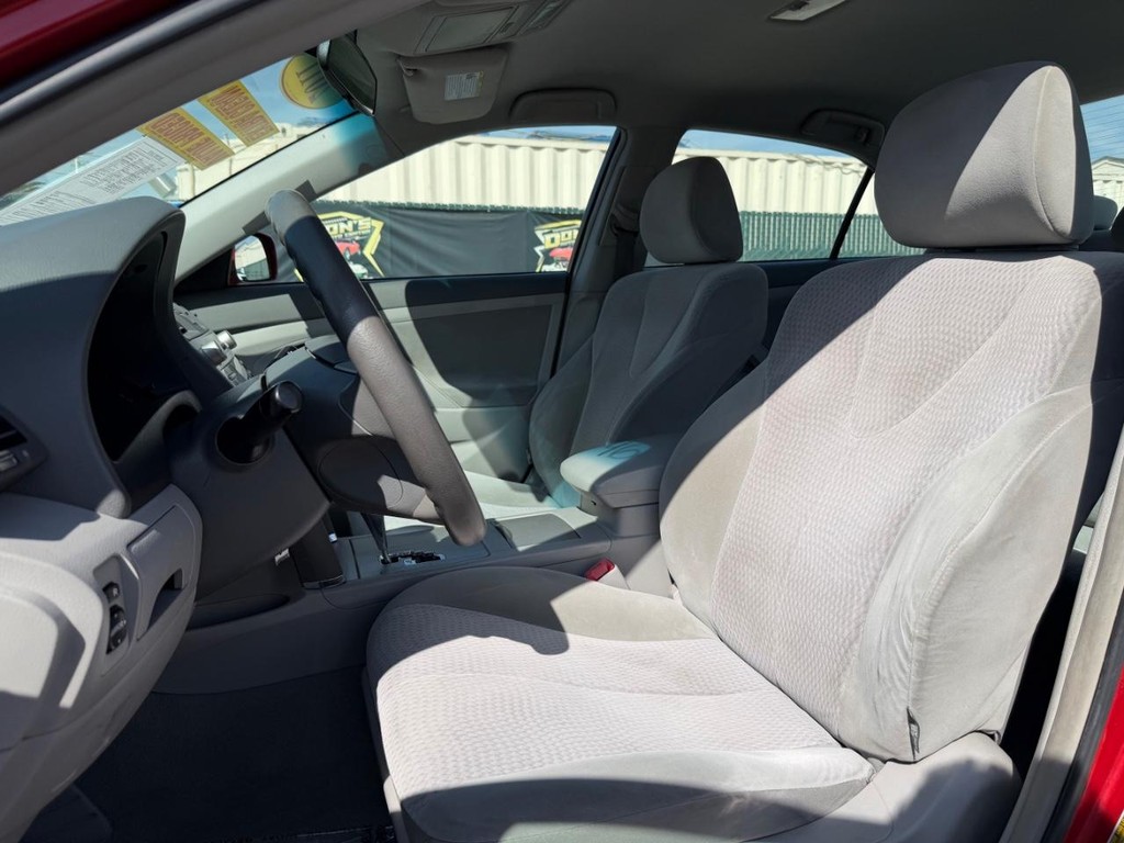 Toyota Camry Vehicle Full-screen Gallery Image 17