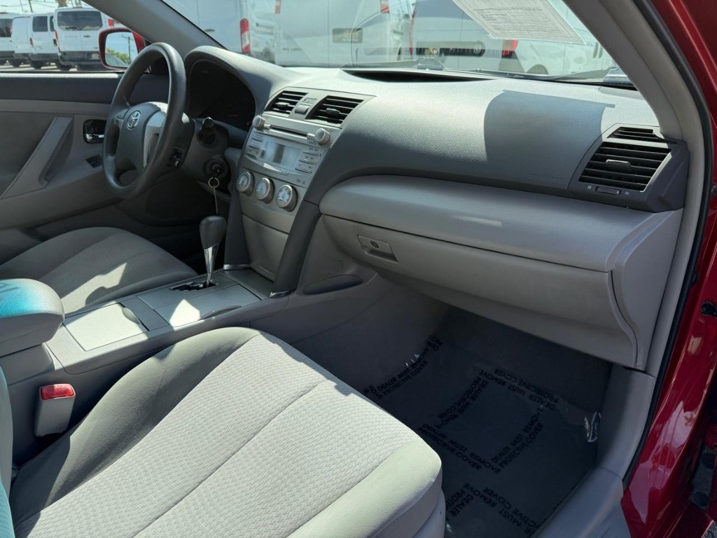 Toyota Camry Vehicle Full-screen Gallery Image 18