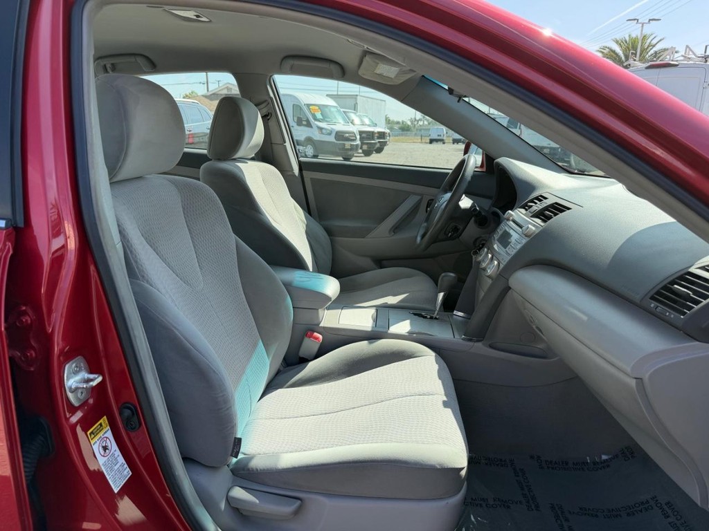 Toyota Camry Vehicle Full-screen Gallery Image 19