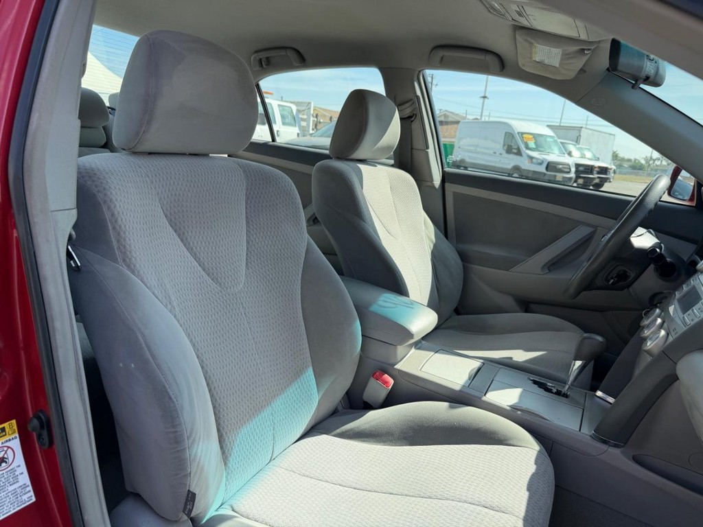 Toyota Camry Vehicle Full-screen Gallery Image 20