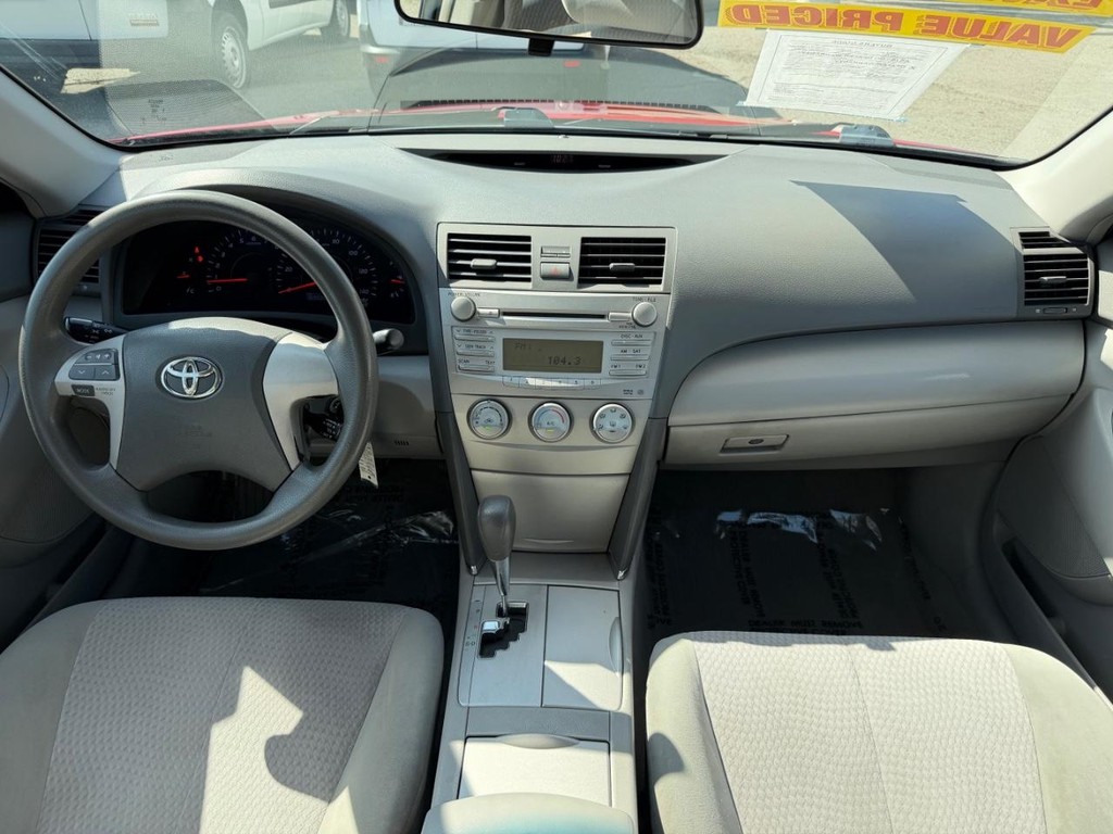 Toyota Camry Vehicle Full-screen Gallery Image 21