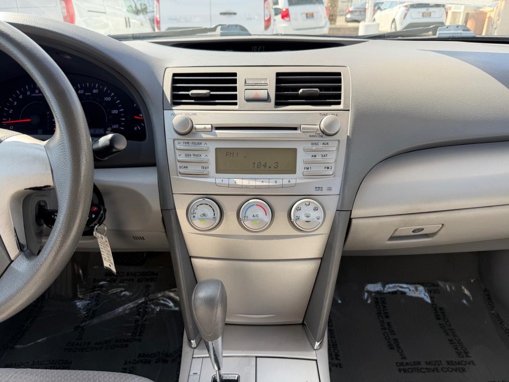 Toyota Camry Vehicle Full-screen Gallery Image 23