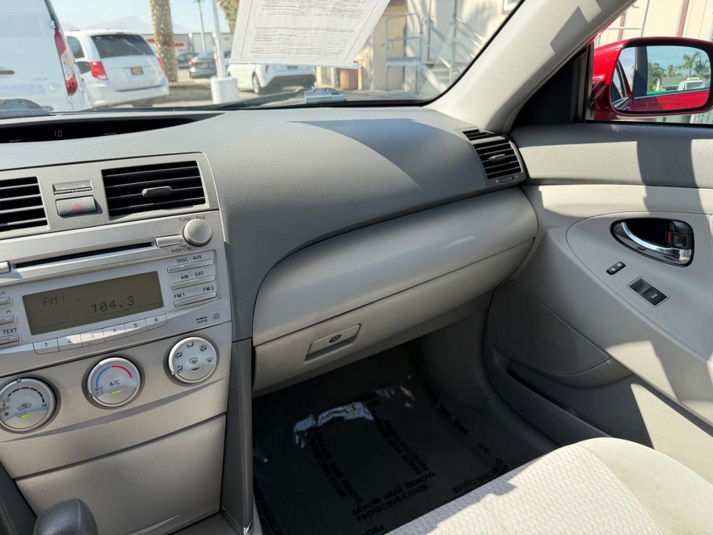 Toyota Camry Vehicle Full-screen Gallery Image 24