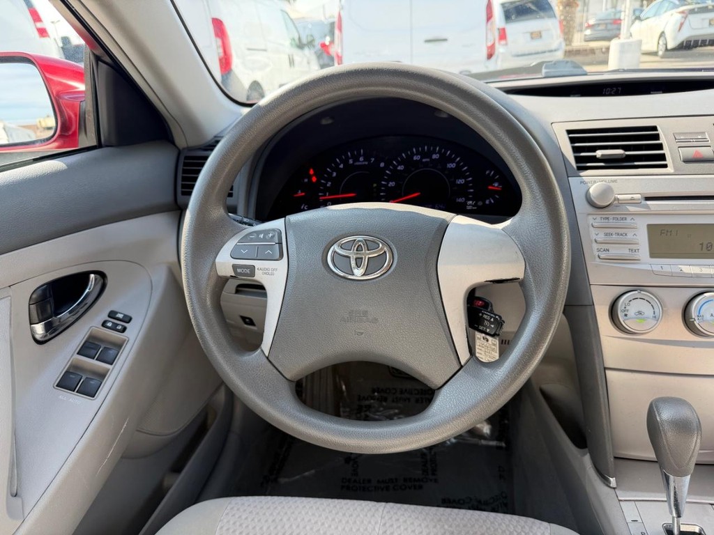 Toyota Camry Vehicle Full-screen Gallery Image 25