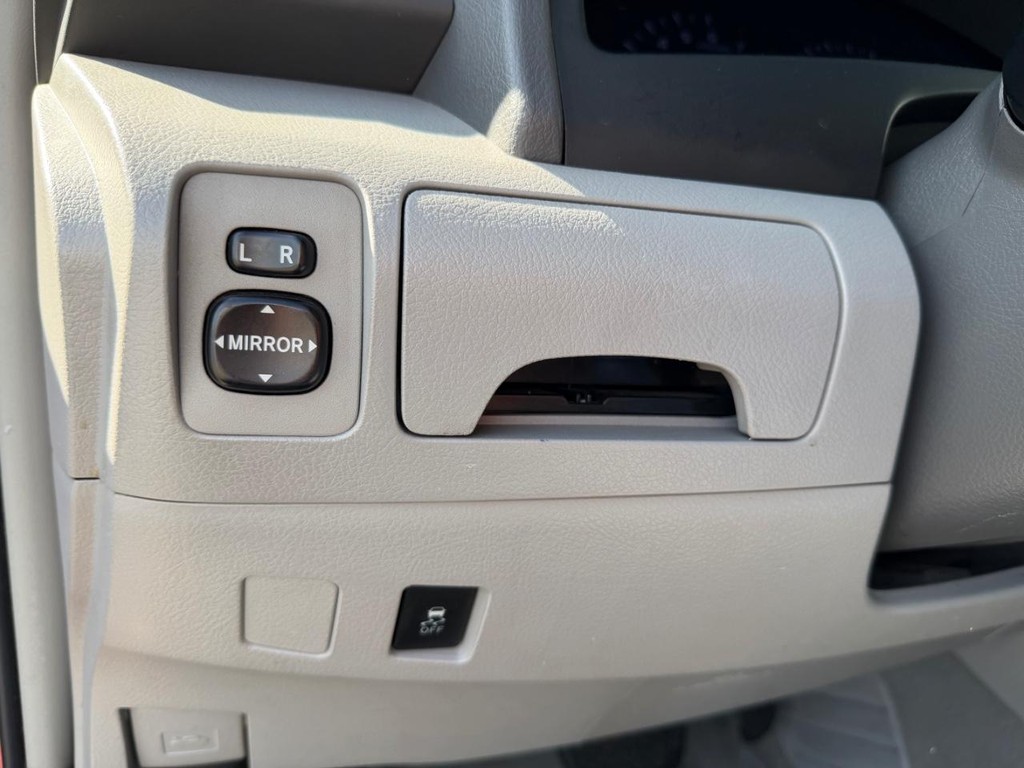 Toyota Camry Vehicle Full-screen Gallery Image 28