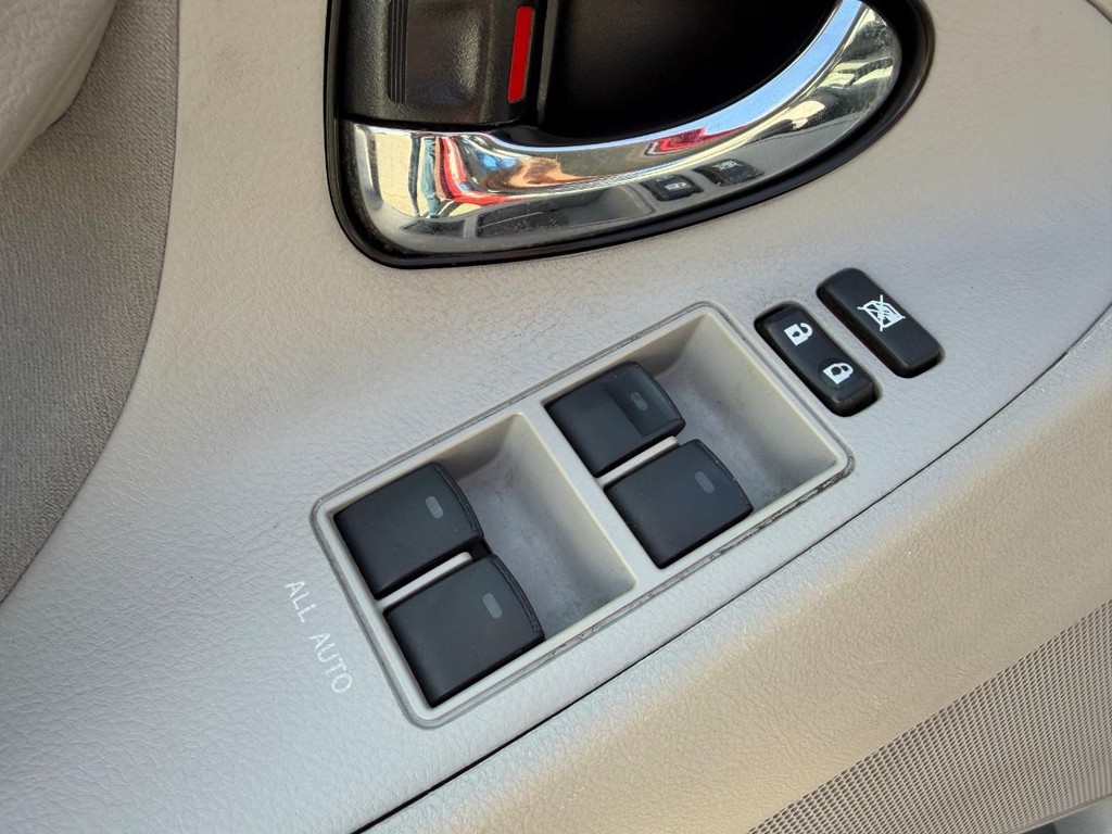 Toyota Camry Vehicle Full-screen Gallery Image 29