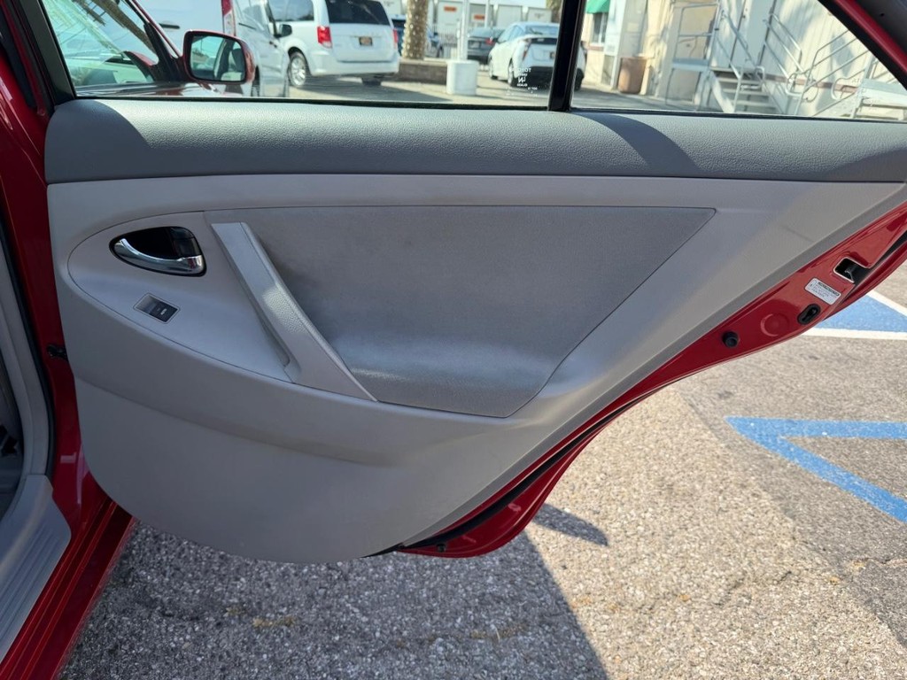 Toyota Camry Vehicle Full-screen Gallery Image 30