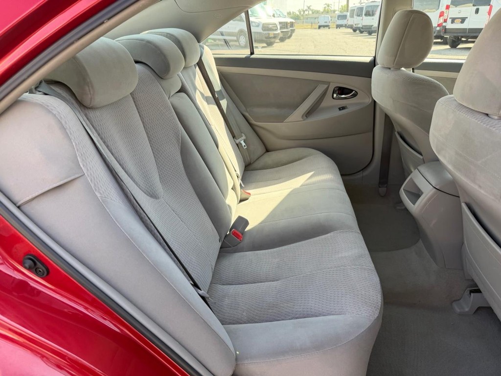 Toyota Camry Vehicle Full-screen Gallery Image 31