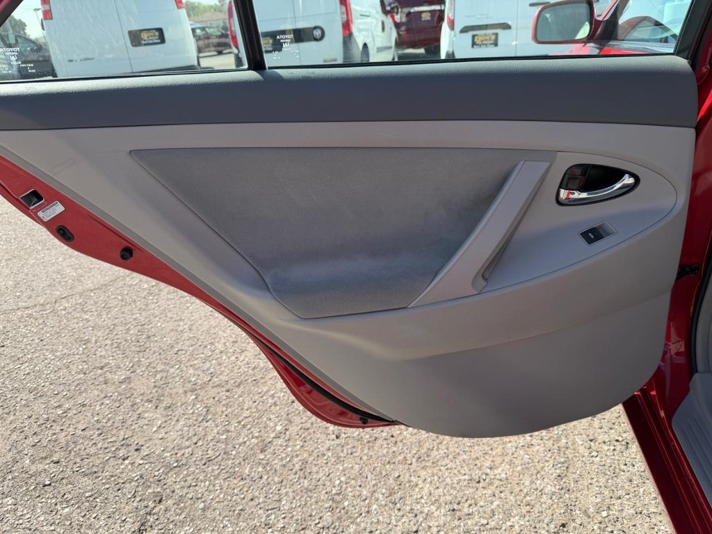 Toyota Camry Vehicle Full-screen Gallery Image 32