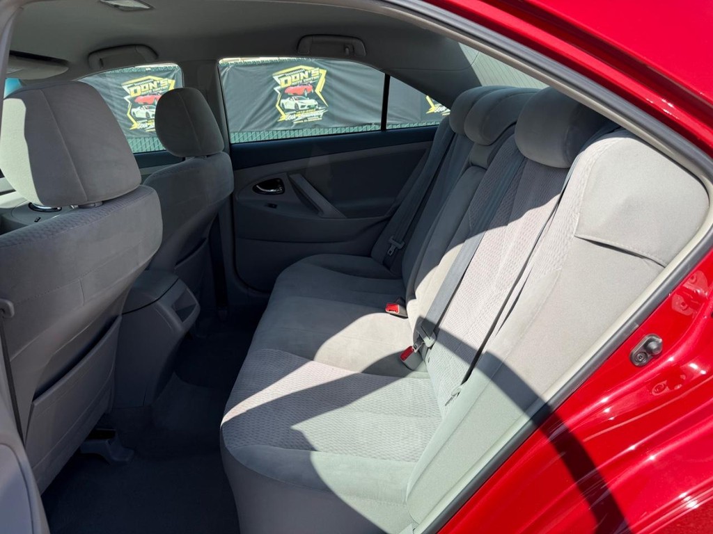 Toyota Camry Vehicle Full-screen Gallery Image 33