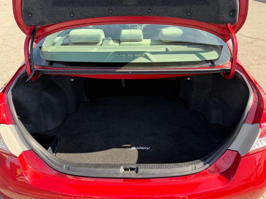 Toyota Camry Vehicle Full-screen Gallery Image 34