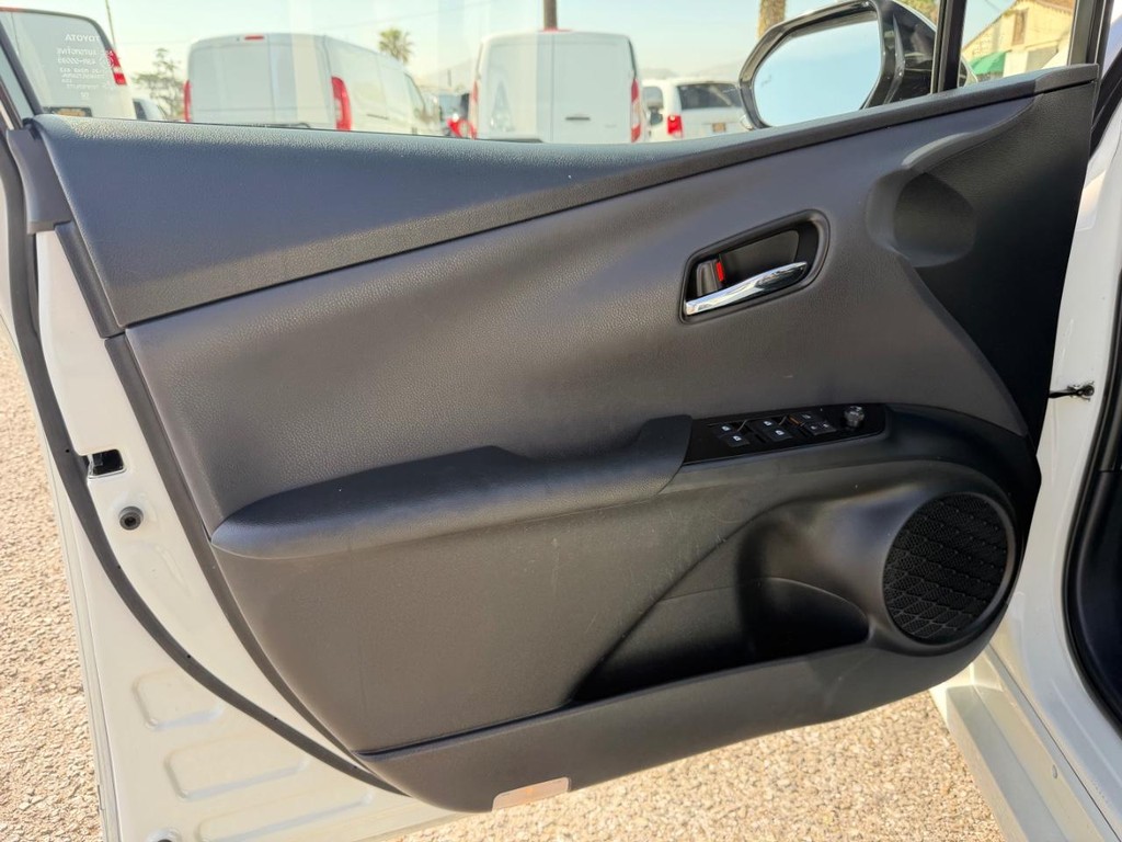 Toyota Prius Vehicle Full-screen Gallery Image 15