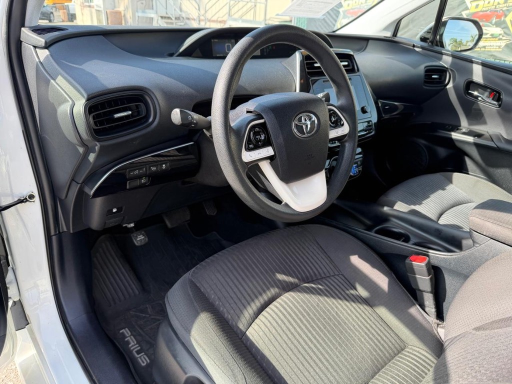 Toyota Prius Vehicle Full-screen Gallery Image 16