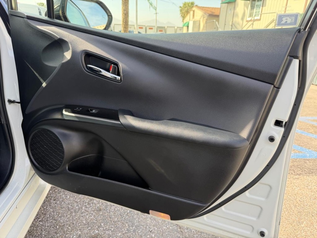 Toyota Prius Vehicle Full-screen Gallery Image 19