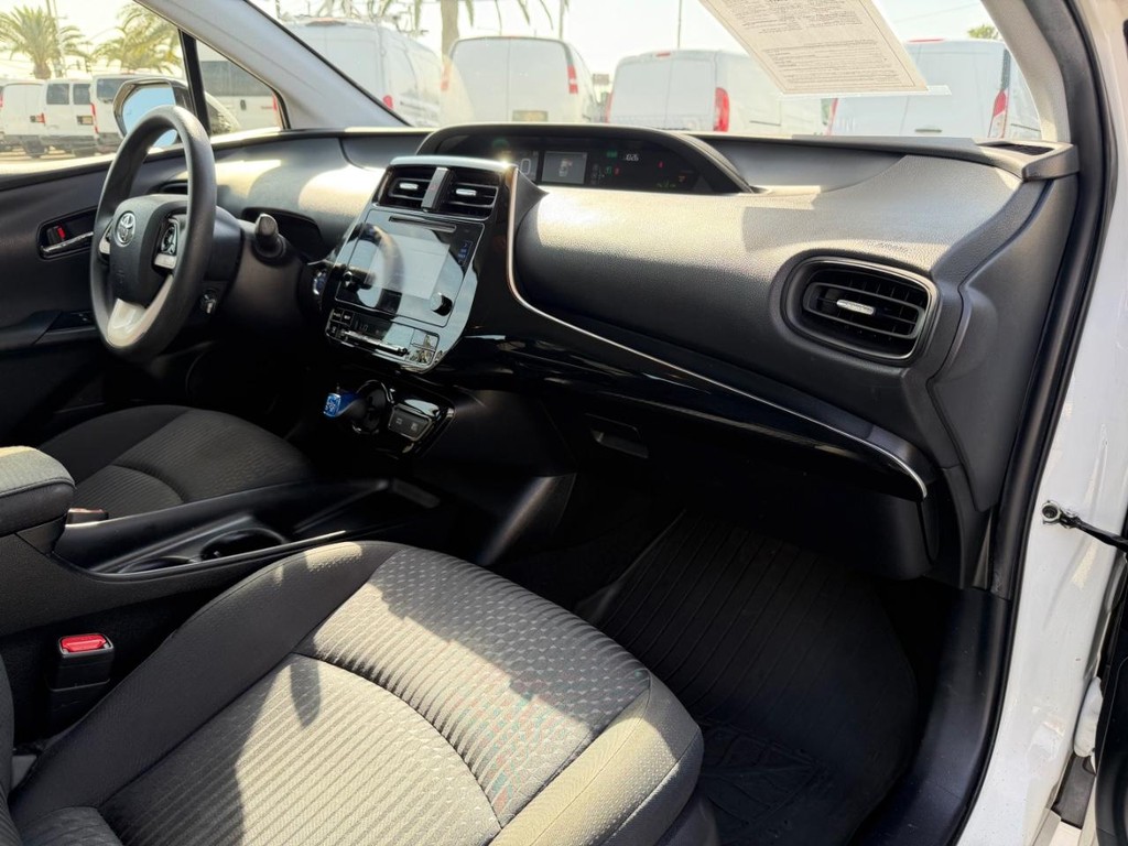 Toyota Prius Vehicle Full-screen Gallery Image 20