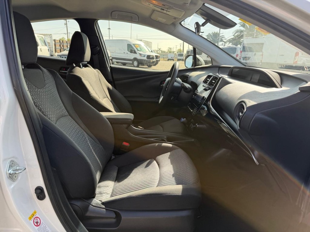 Toyota Prius Vehicle Full-screen Gallery Image 21