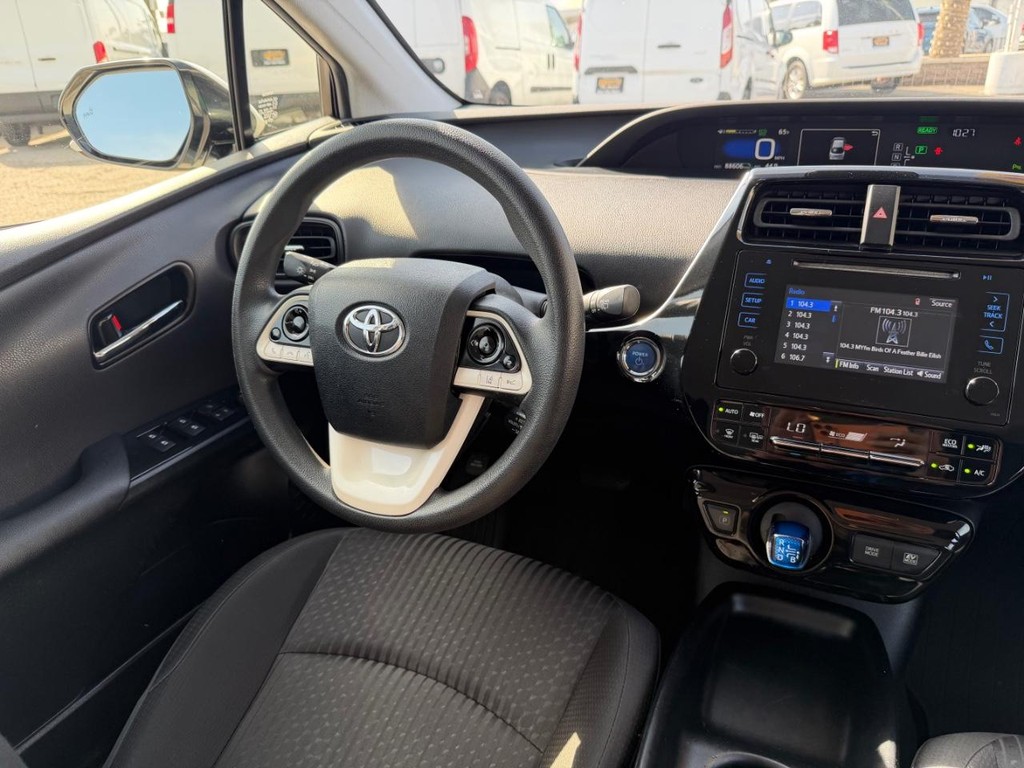 Toyota Prius Vehicle Full-screen Gallery Image 24