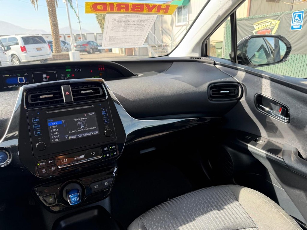 Toyota Prius Vehicle Full-screen Gallery Image 26