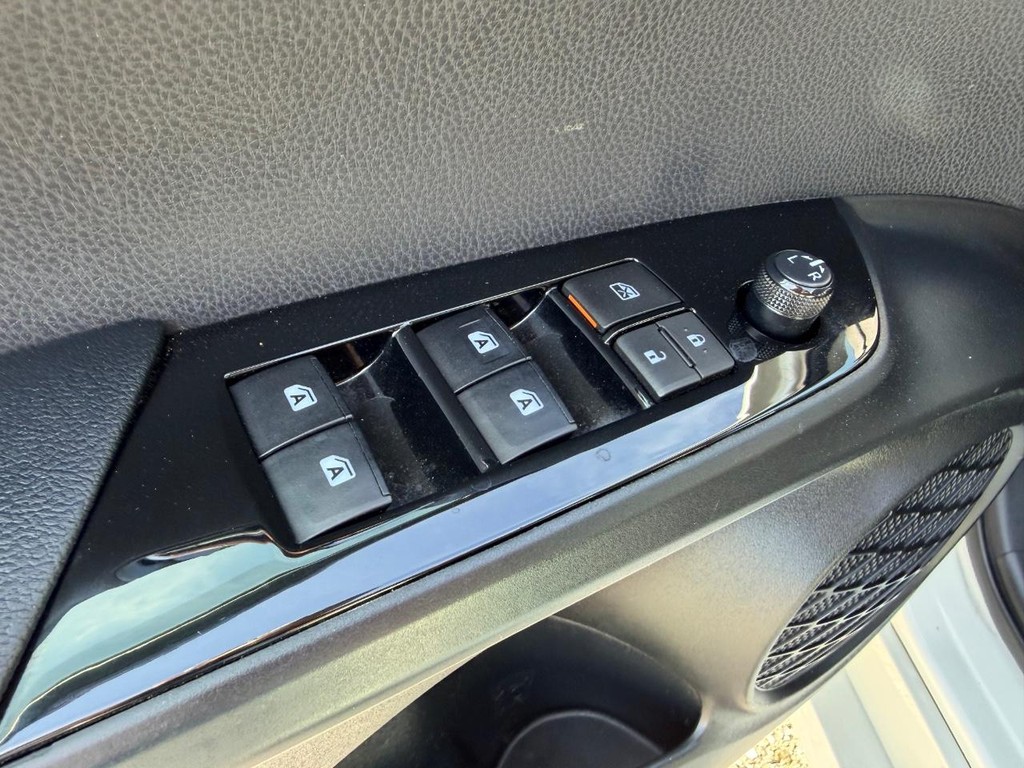 Toyota Prius Vehicle Full-screen Gallery Image 32