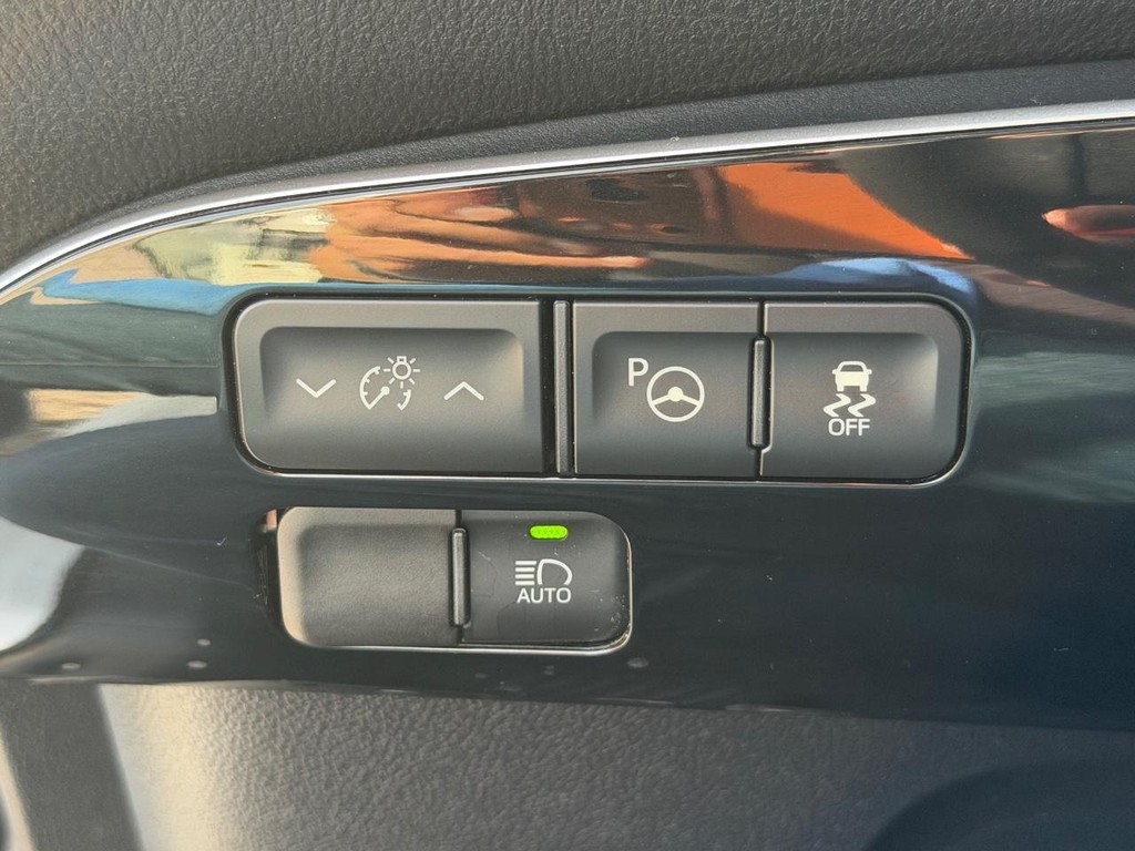 Toyota Prius Vehicle Full-screen Gallery Image 33