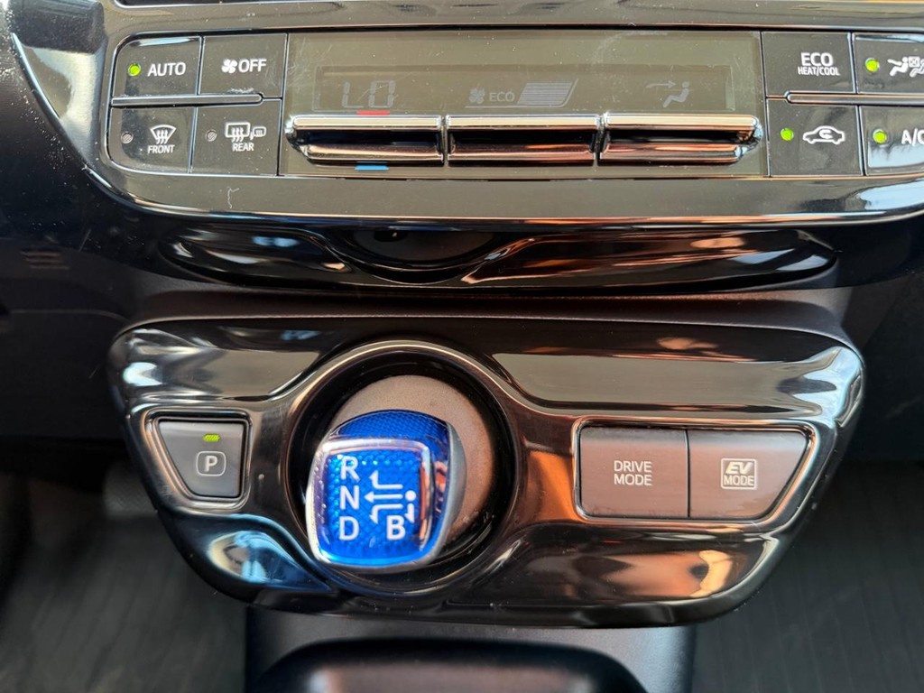 Toyota Prius Vehicle Full-screen Gallery Image 34