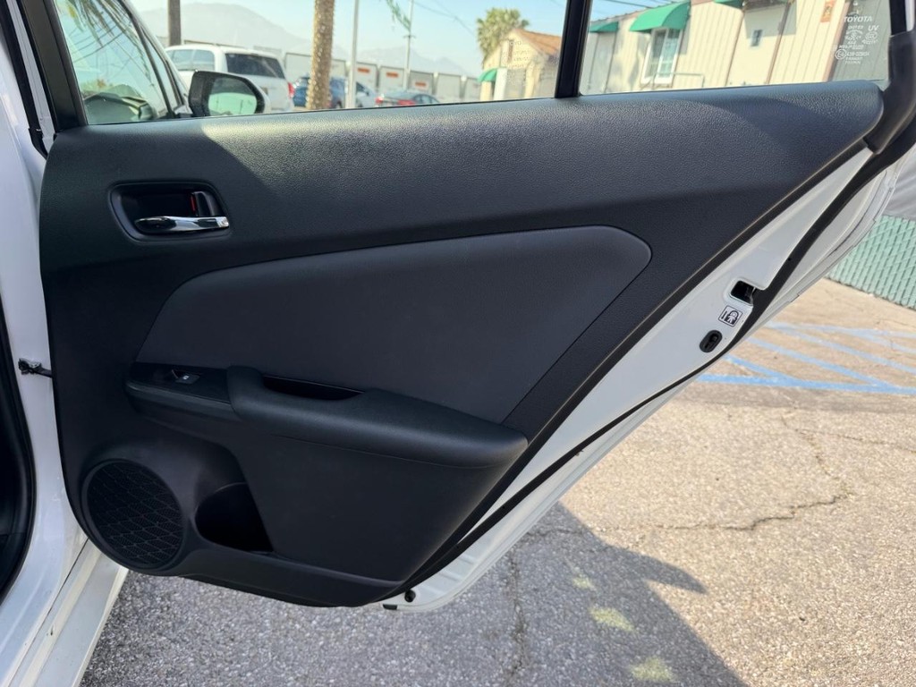 Toyota Prius Vehicle Full-screen Gallery Image 35