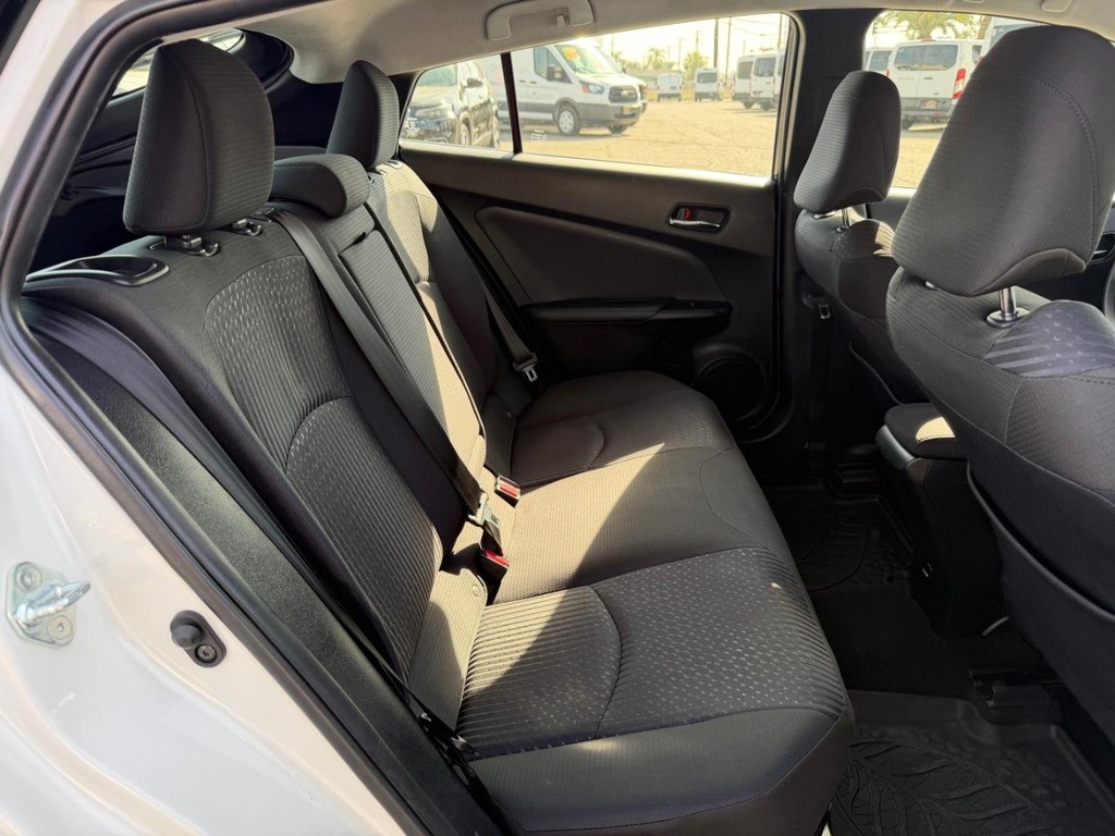 Toyota Prius Vehicle Full-screen Gallery Image 36