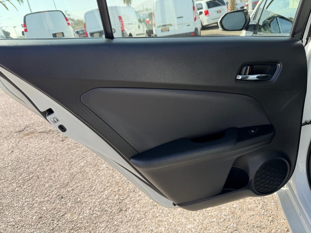 Toyota Prius Vehicle Full-screen Gallery Image 37