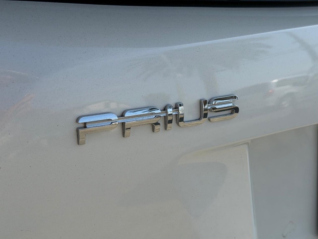 Toyota Prius Vehicle Full-screen Gallery Image 45