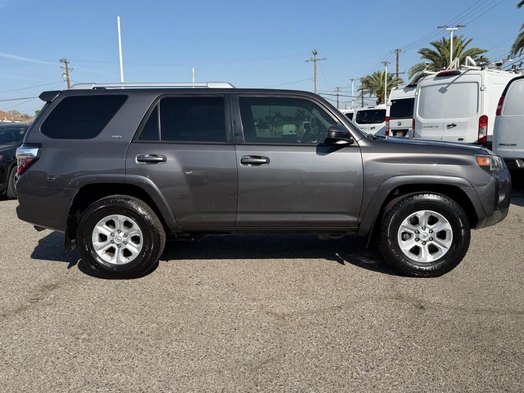 Toyota 4Runner Vehicle Full-screen Gallery Image 05