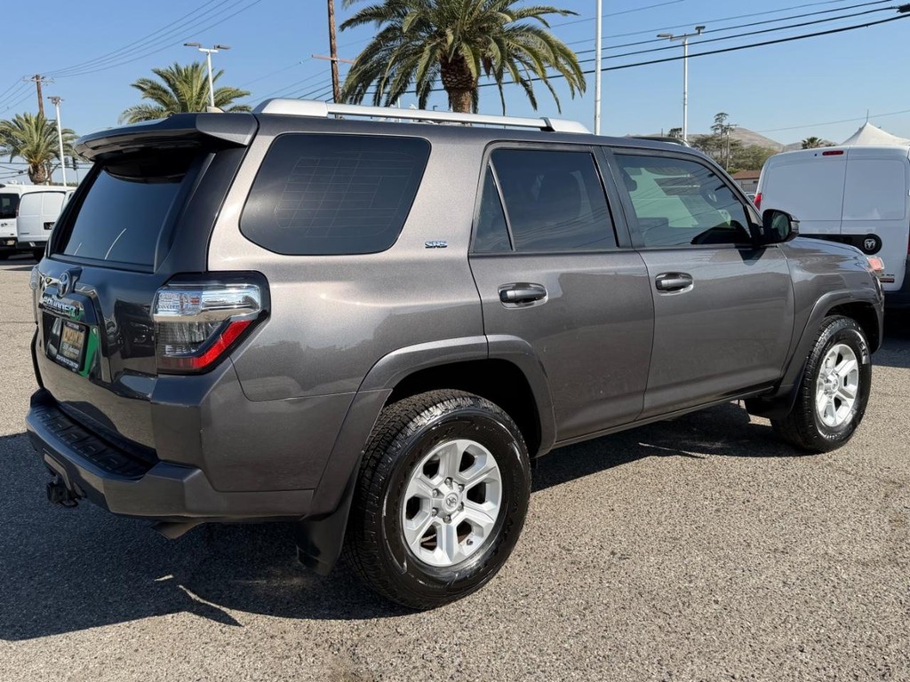 Toyota 4Runner Vehicle Full-screen Gallery Image 06