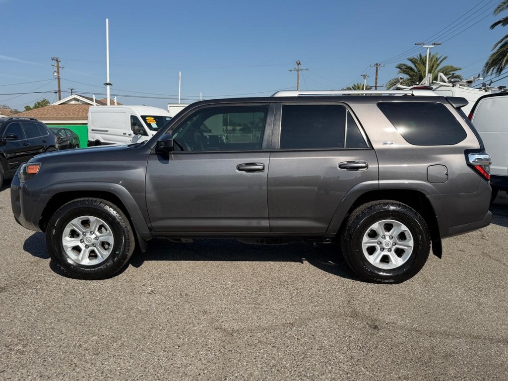 Toyota 4Runner Vehicle Full-screen Gallery Image 11