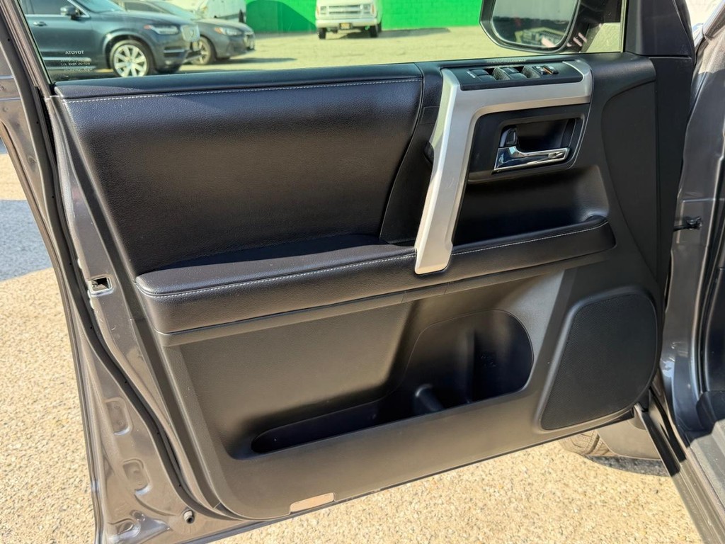 Toyota 4Runner Vehicle Full-screen Gallery Image 15