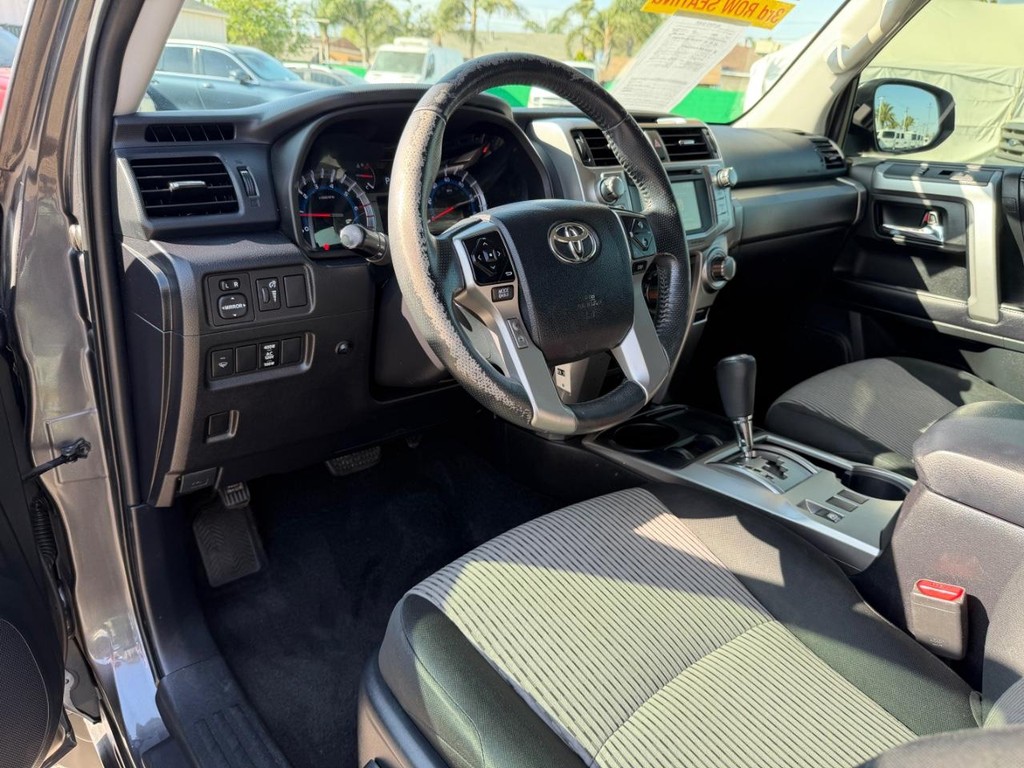 Toyota 4Runner Vehicle Full-screen Gallery Image 16