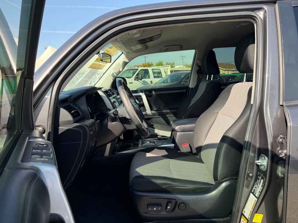 Toyota 4Runner Vehicle Full-screen Gallery Image 17