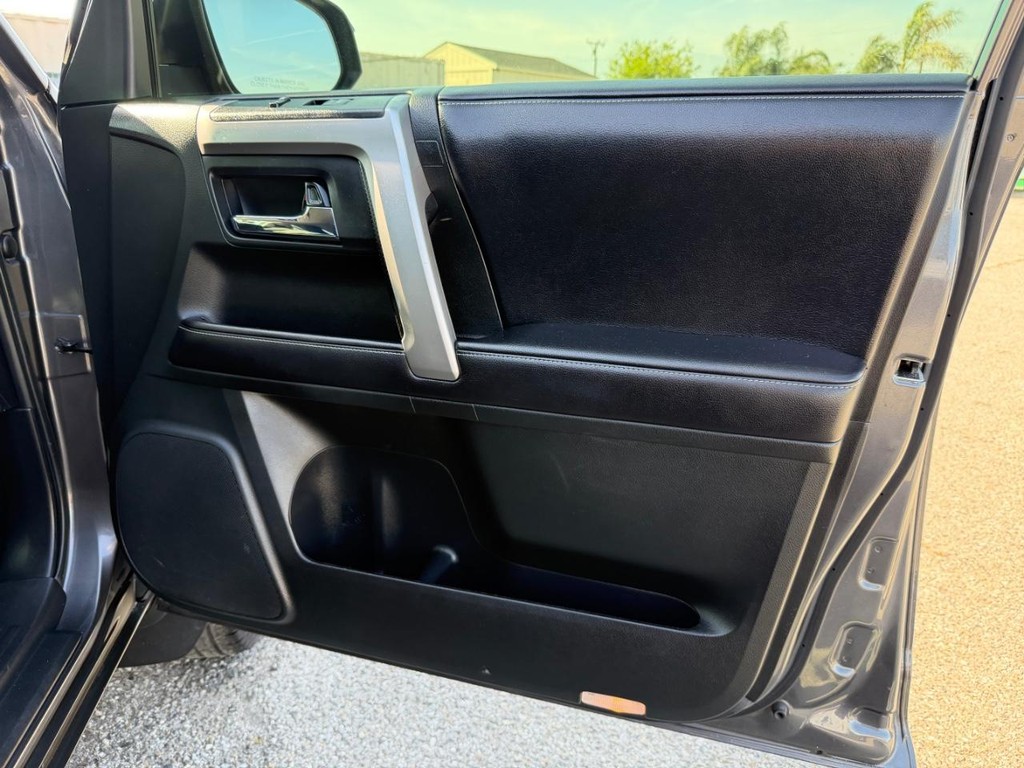 Toyota 4Runner Vehicle Full-screen Gallery Image 18